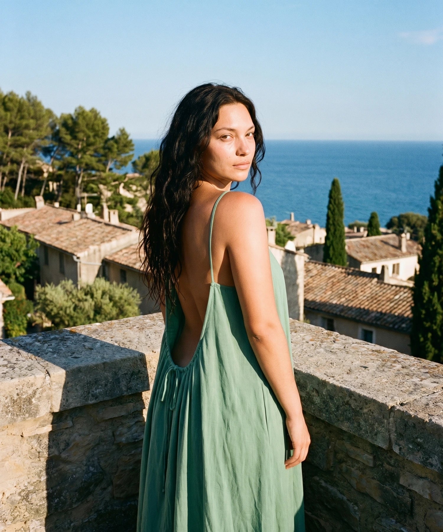 Robe Capri, dos dévoilé, allure irrésistible